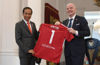 إنفانتينو مع رئيس إندونيسيا جوكو ويدودو