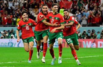 احتفل المغاربة بفوز منتخبهم التاريخي على إسبانيا
