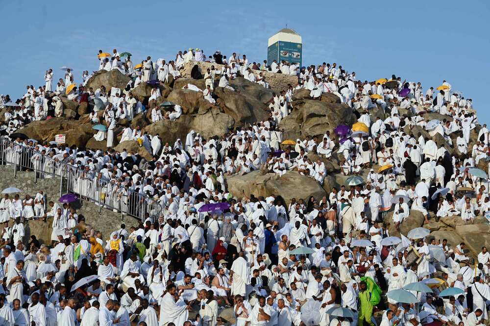 يقف الحجيج على صعيد عرفات لأداء ركن الحج الأعظم