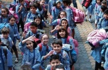 تسليم الأعداد لجميع التلاميذ في مدارس تونس