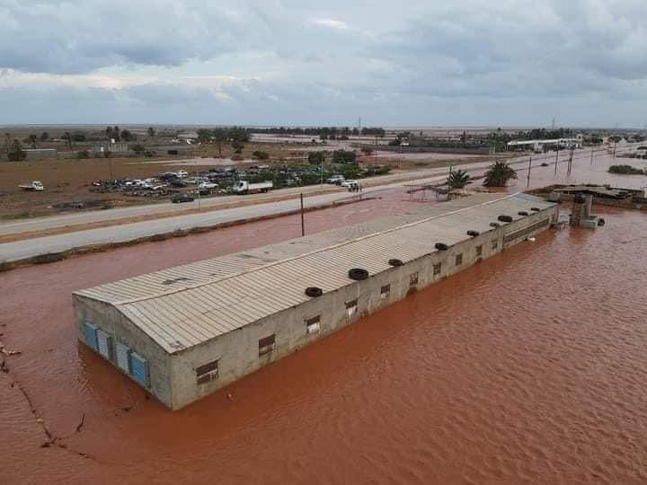 (أجر محمد منزلا لعمر، وبعد مرور شهر هطلت أمطار غزيرة فتهدم جزء من المنزل)، في الصورة السابقة حددي من المسؤول عن إصلاح ما تضرر في البناء