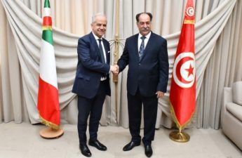وزير الداخلية الإيطالي ماتيو بيانتيدوزي مع نظيره التونسي كمال الفقيه