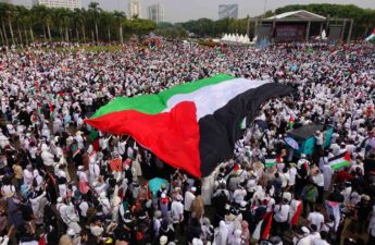 الآلاف من المتظاهرين المؤيدين للفلسطينيين وسط العاصمة الإندونيسية جاكرتا
