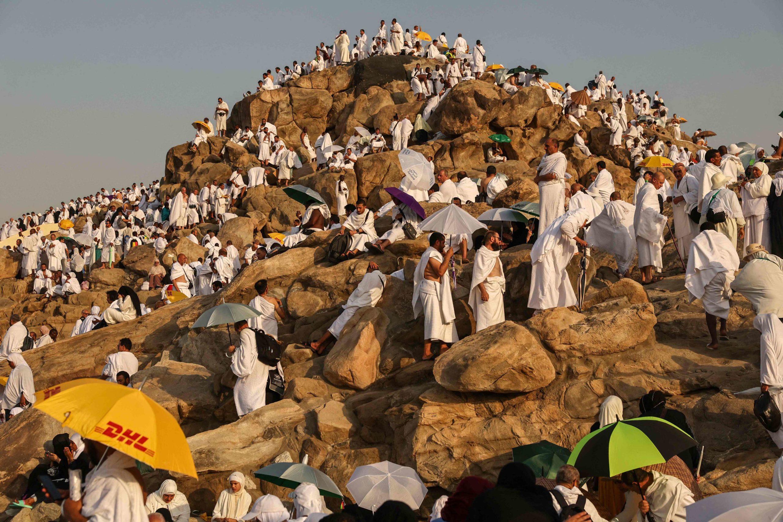 ضيوف الرحمن في صعيد عرفات لأداء ركن الحج الأعظم